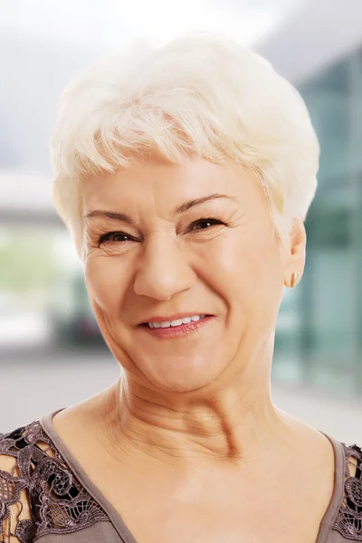 Retrato de uma mulher velha e sorridente . — Fotografia de Stock