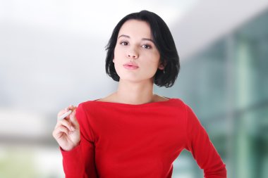 genç bir kadın sigara elektronik sigara - ecigarette