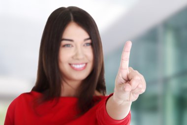 güzel bir kadın soyut ekranda seçim yapma