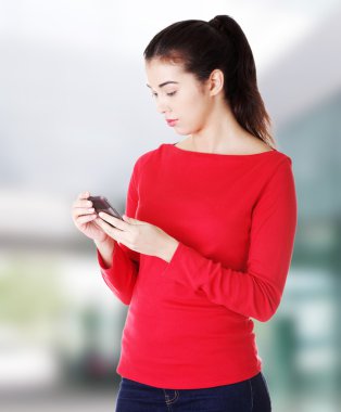 cep telefonu kullanan genç kız