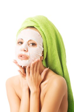 Yüz maskeli bir kadının portresi.