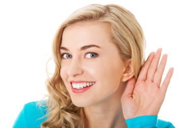 Konuşmaya kulak misafiri olan bir kadının portresi