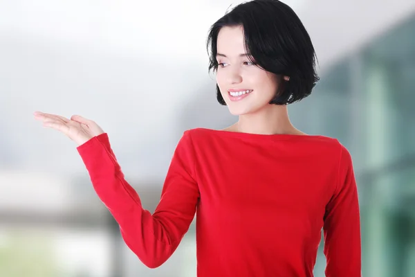 Feliz, mujer joven emocionada presentando espacio de copia . —  Fotos de Stock