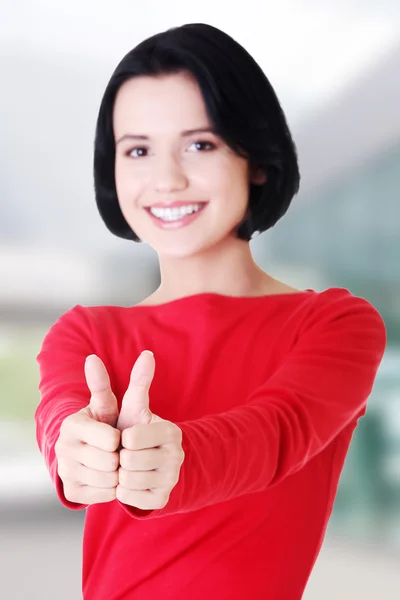 Attraktive junge Studentin gestikuliert ok — Stockfoto