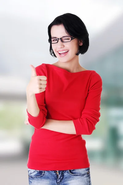 Vrouw in casual kleding gebaren duimen omhoog. — Stockfoto