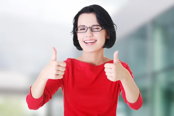 Woman in casual clothes gesturing thumbs up. — Stock Photo, Image