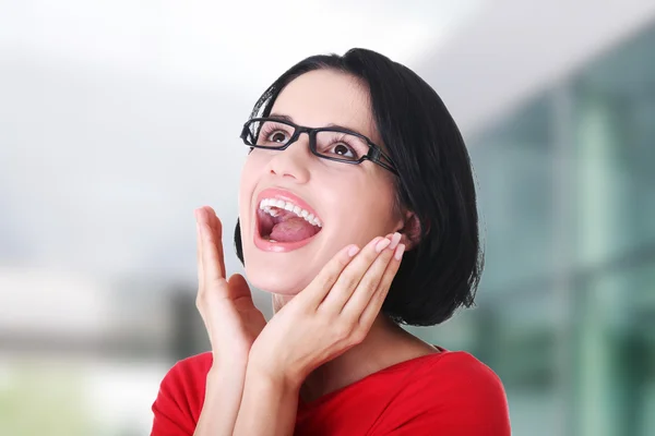 Mujer joven feliz mirando hacia arriba — Foto de Stock