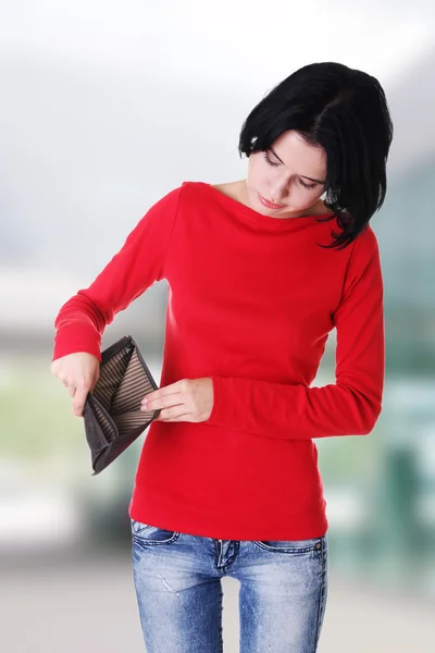 Young woman shows her empty wallet. — Stock Photo, Image