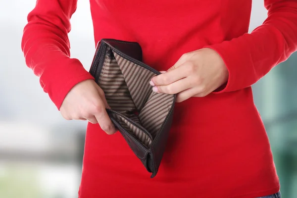 Jonge vrouw toont haar lege portemonnee. — Stockfoto