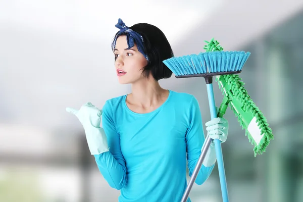 Happy cleaning woman showing copy space. — Stock Photo, Image