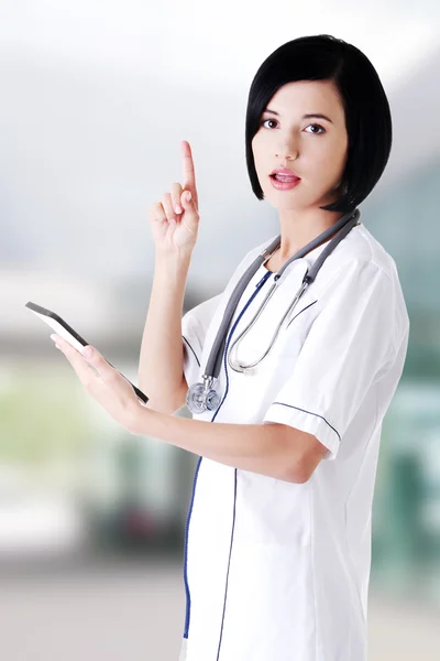 Médica feminina usando computador tablet — Fotografia de Stock