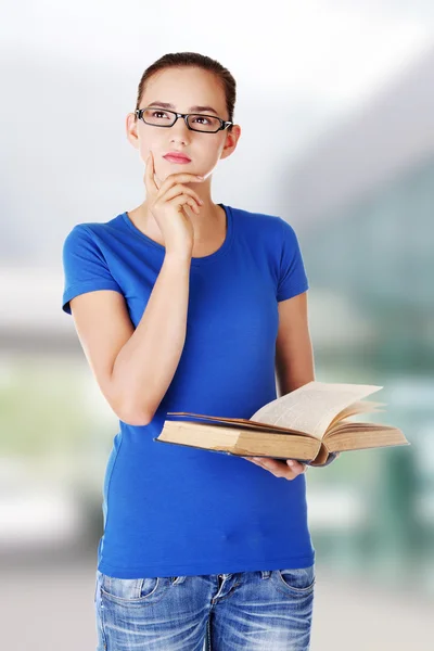 Mujer joven estudiante con libro . — Foto de Stock