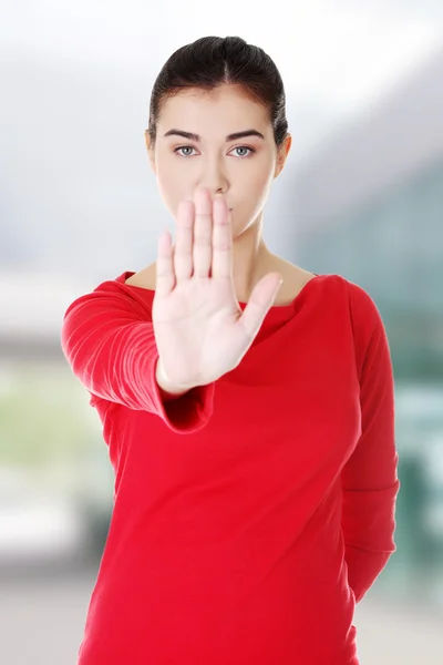 Håll i, stoppa gest visade av ung kvinna — Stockfoto