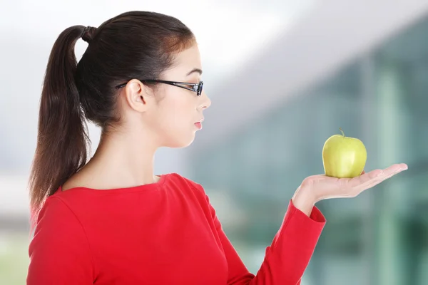 新鮮な緑のリンゴを手で押し、若い女性 — ストック写真