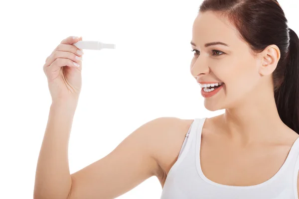 Mujer feliz sosteniendo prueba de embarazo — Foto de Stock