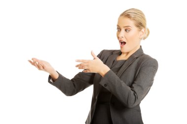 kadın gösteren kopya alanı