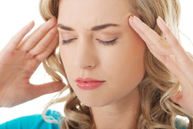 Kadın büyük baş ağrısı ile