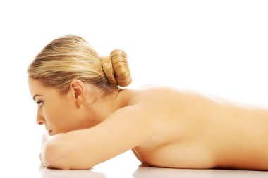 çıplak kadın yerde yatarken