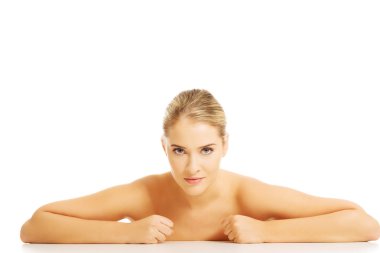 Yumruk yapma masada oturan kadın