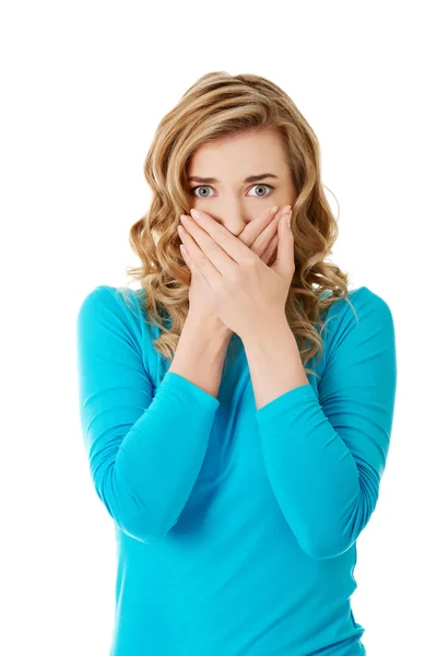 Retrato de una mujer cubriéndose la boca —  Fotos de Stock