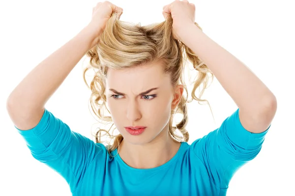 Portrait de femme en colère tirant ses cheveux — Photo