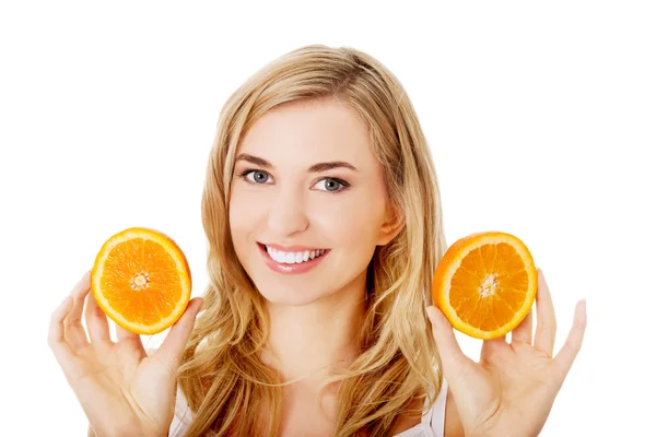 Young woman holding oranges — Stock Photo, Image