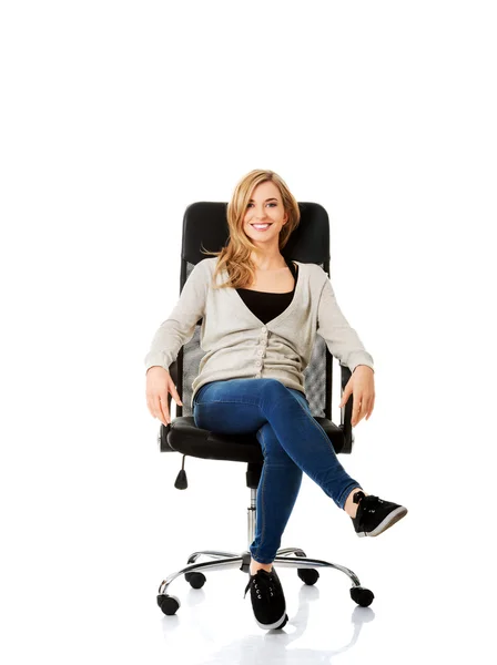 Молодая женщина сидит в кресле — стоковое фото