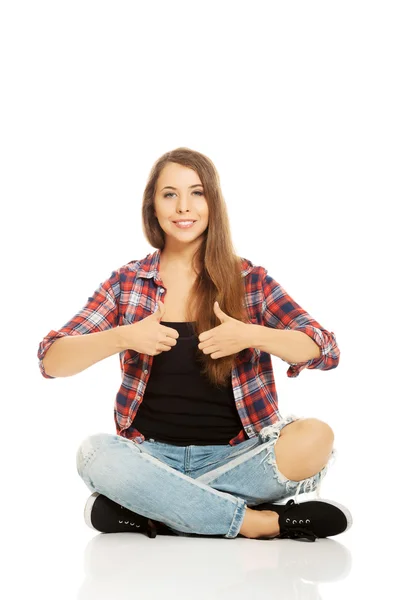 Mulher sentada de pernas cruzadas — Fotografia de Stock