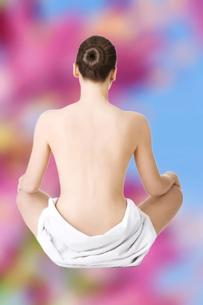 Frau entspannt sich durch Yoga — Stockfoto