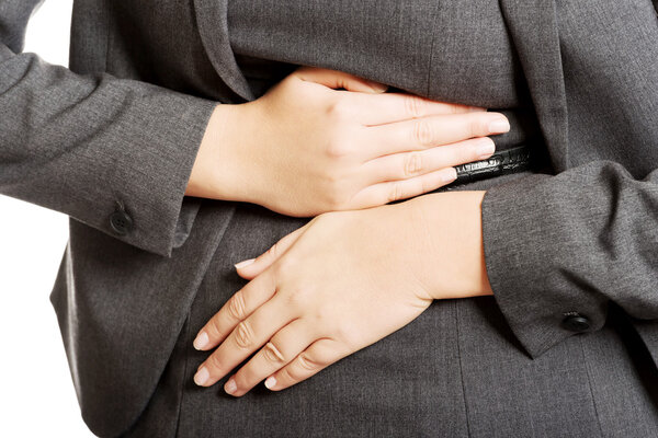 Бизнесвумен с сильной болью в животе
