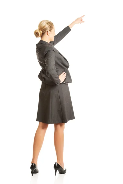 Femme d'affaires pointant haut sur copyspace — Photo