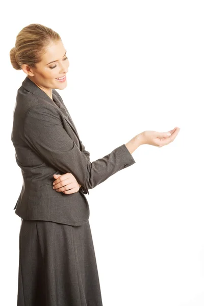 Mujer sosteniendo algo en su mano — Foto de Stock