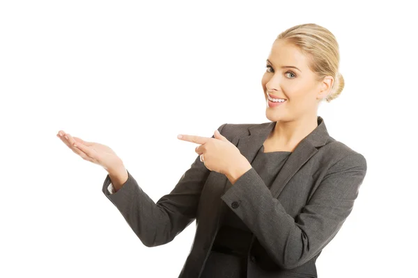 Woman showing copy space on the left — Stock Photo, Image