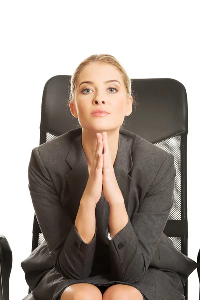 Sitzende Geschäftsfrau mit den Händen am Kinn — Stockfoto