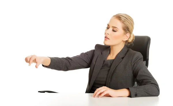 Empresária pegando algo na mesa — Fotografia de Stock