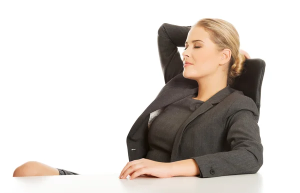 Mujer de negocios relajándose en el sillón — Foto de Stock