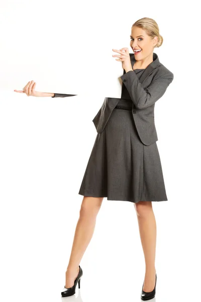 Business woman holding empty billboard — стоковое фото