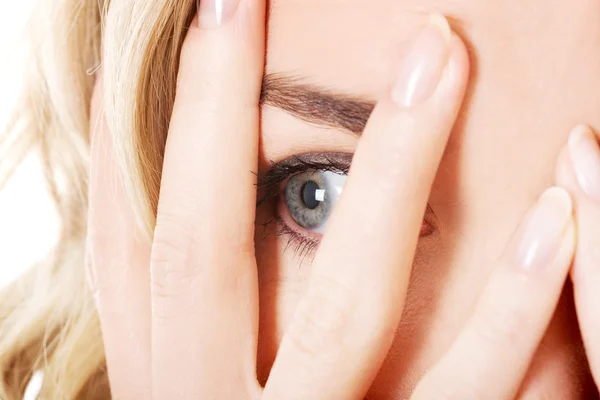 Mujer cubriendo ojos — Foto de Stock