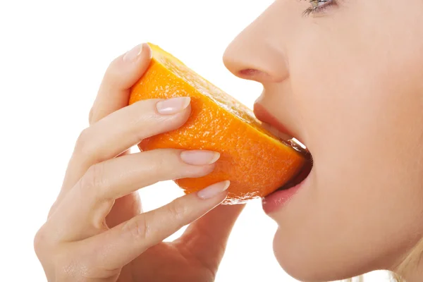 Mulher comendo uma laranja — Fotografia de Stock