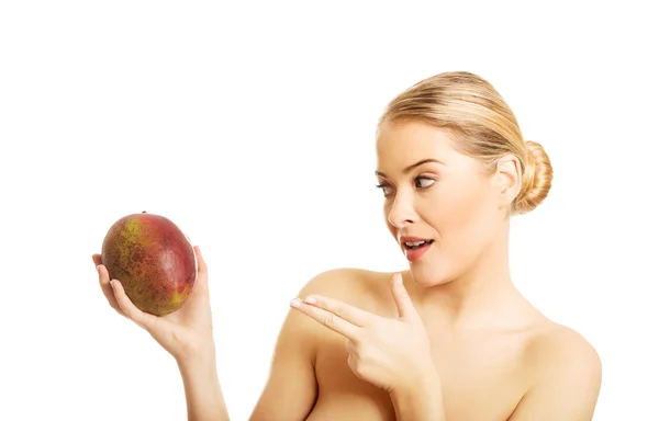 Žena ukazuje na mango — Stock fotografie