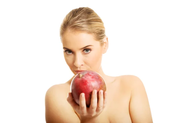 Mujer dando un mango —  Fotos de Stock