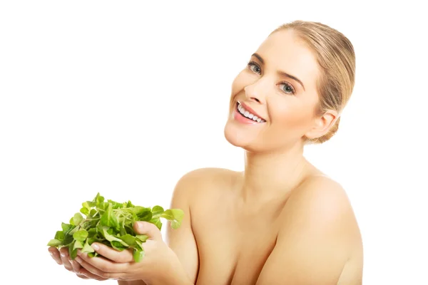 Frau mit Kopfsalat — Stockfoto