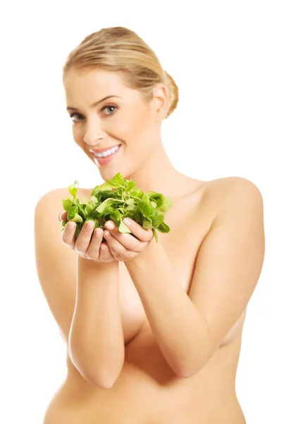 Nackte Frau gibt Salat — Stockfoto