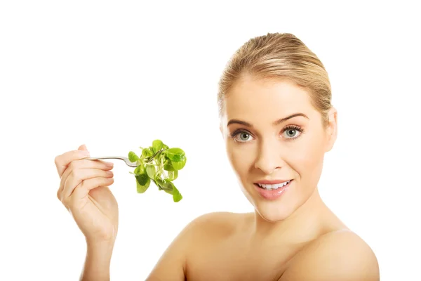 Nude woman eating lettuce — Stock Photo, Image