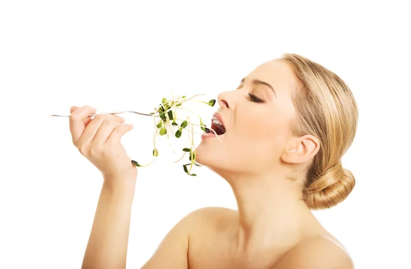 Nude woman eating cuckooflower — Stock Photo, Image