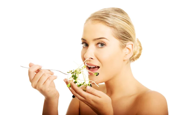 Nackte Frau isst Kuckucksblume — Stockfoto