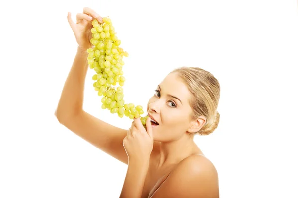 Nude woman eating grapes — Stock Photo, Image