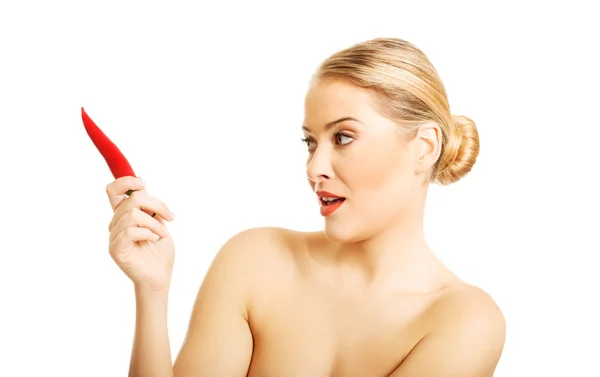 Donna nuda che mangia peperoncino — Foto Stock