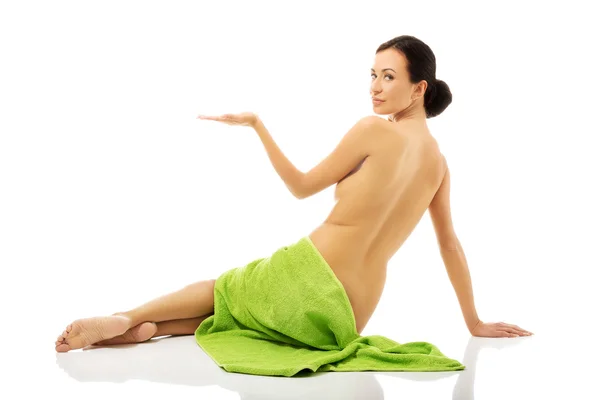 Женщина, завернутая в полотенце — стоковое фото