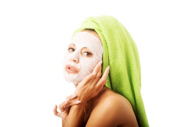 yüz maskesi ile Kafkas kadın portresi